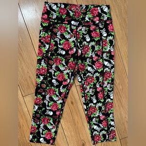 Y2K Betsey Johnson Performance Capri Leggings - Skulls & Flowers | Sz: S